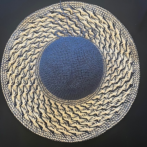 Straw hat - Picture 1 of 3